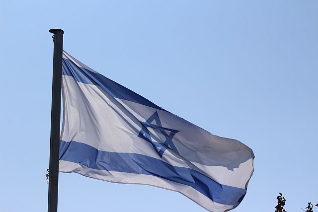 Israelische Flage am Mast, weht im Wind